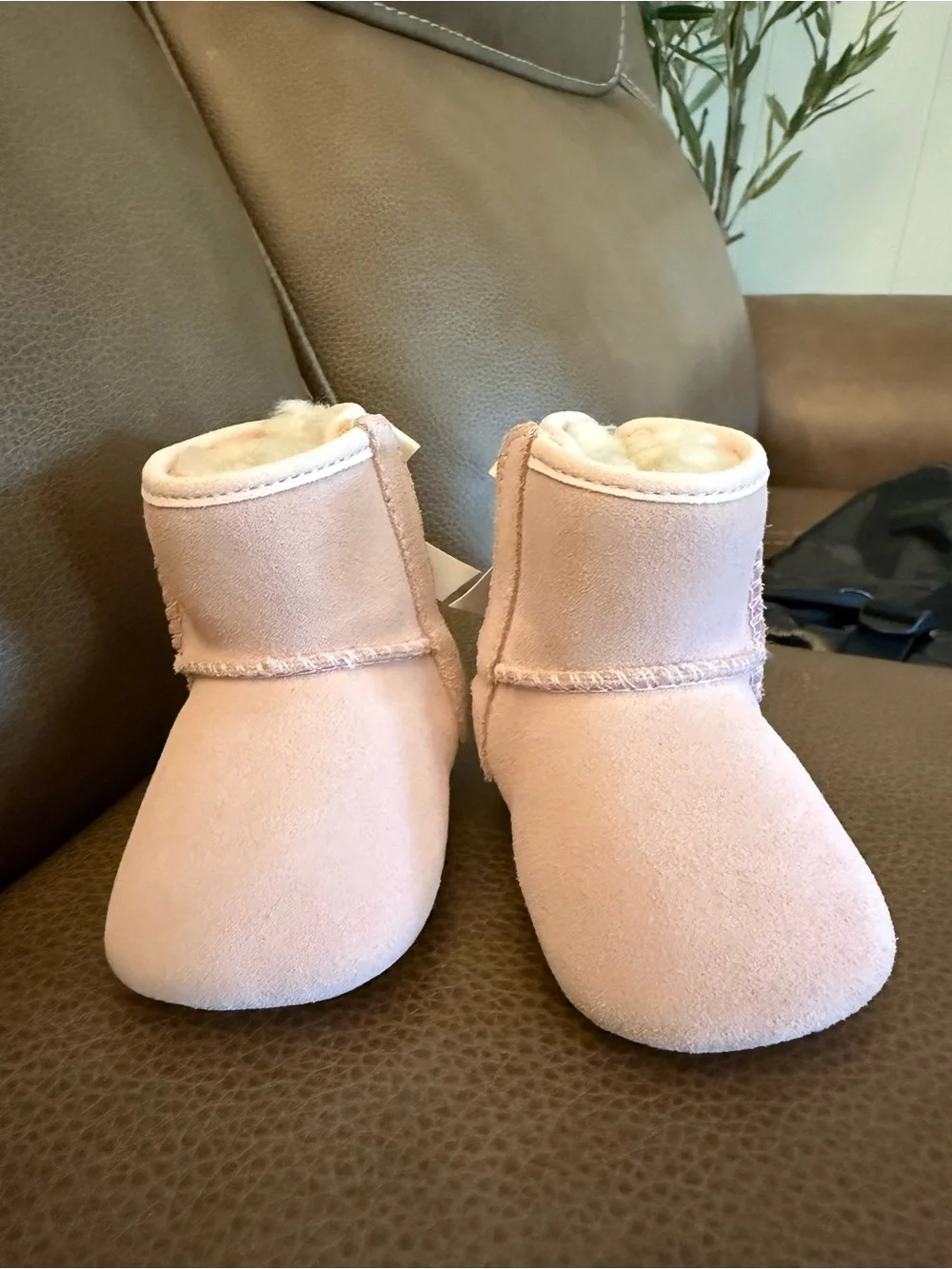 UGG Light Pink Bow Baby Booties size 0/1